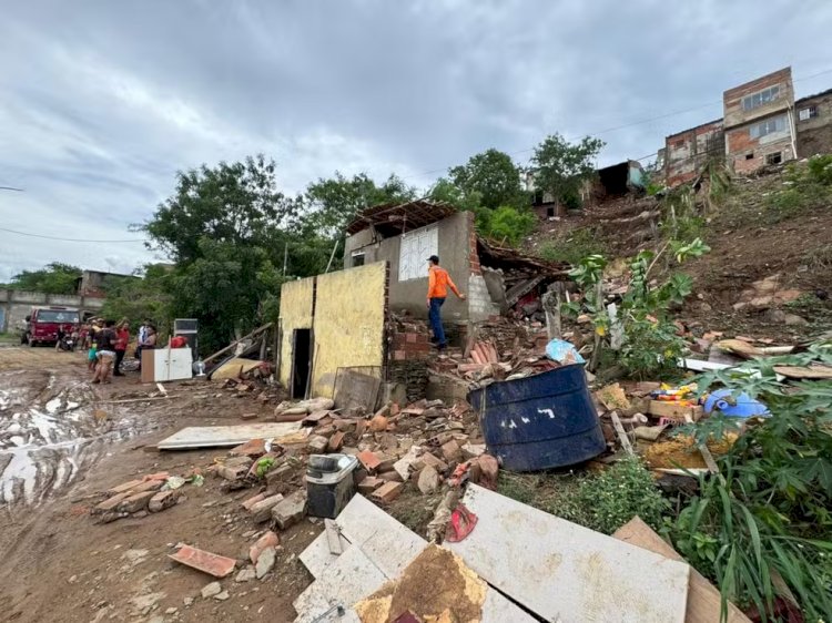 Temporais no Sertão: Casa desaba e rodovia é interditada após fortes chuvas em Porto da Folha